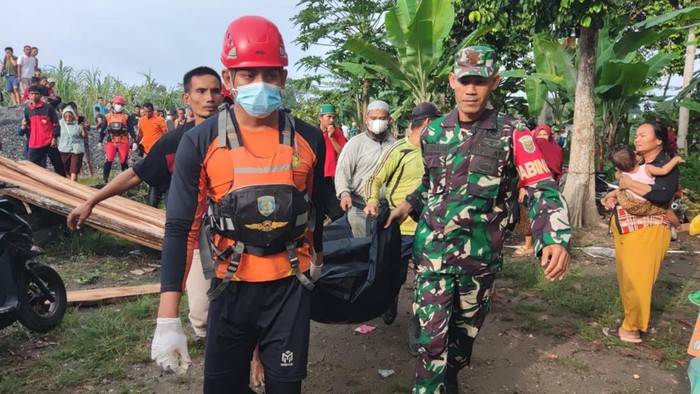 Basarnas Sumsel mengevakuasi Rusdi yang ditemukan tewas di sungai Komering