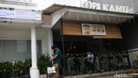 Setiap rabu para barista down syndrome berlatih di Rumah Ceria Down Syndrome di kawasan Pejaten Barat. Mereka dilatih oleh Frasiskus Satriawan. Program pelatihan barista ini sudah berjalan 6 tahun disini.