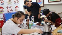 Rasa khawatir tetap menyelimuti para orang tua jika anaknya melakukan kesalahan. Tak heran jika beberapa orang tua akan mengantar dan menemani anak-anaknya hingga selesai shiftnya bekerja di Kopi Kamu Wijaya.
