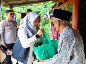 Senyum Warga Saat Terima Bantuan Gerakan Banyuwangi Berbagi dari Ipuk
