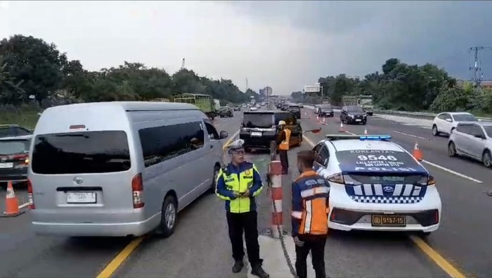 Contrafow diterapkan di KM 55 sampai dengan KM 65 Tol Jakarta-Cikampek, Sabtu (25/1/2025) sore ini.