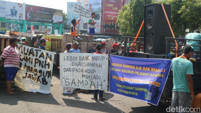 Paguyuban bentor sampah menggelar aksi demo di Depan Kantor Bupati Kudus, Sabtu (25/1/2025).