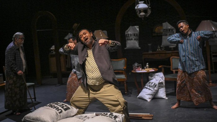 Seniman Slamet Rahardjo Djarot (kiri), Onkar Sadawira (tengah), dan Niniek L Karim (kanan) memainkan peran saat pementasan lakon bertajuk Dag Dig Dug di Teater Salihara, Jakarta, Jumat (24/1/2025). Pertunjukan teater karya Putu Wijaya yang dipentaskan pertama kali pada 1977 itu merupakan sebuah drama yang tak lekang oleh waktu, memotret kegelisahan manusia dalam menghadapi absurditas kehidupan. ANTARA FOTO/Muhammad Ramdan/tom.