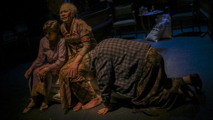 Seniman Slamet Rahardjo Djarot (kiri), Onkar Sadawira (tengah), dan Niniek L Karim (kanan) memainkan peran saat pementasan lakon bertajuk Dag Dig Dug di Teater Salihara, Jakarta, Jumat (24/1/2025). Pertunjukan teater karya Putu Wijaya yang dipentaskan pertama kali pada 1977 itu merupakan sebuah drama yang tak lekang oleh waktu, memotret kegelisahan manusia dalam menghadapi absurditas kehidupan. ANTARA FOTO/Muhammad Ramdan/tom.