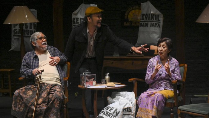 Seniman Slamet Rahardjo Djarot (kiri), Onkar Sadawira (tengah), dan Niniek L Karim (kanan) memainkan peran saat pementasan lakon bertajuk Dag Dig Dug di Teater Salihara, Jakarta, Jumat (24/1/2025). Pertunjukan teater karya Putu Wijaya yang dipentaskan pertama kali pada 1977 itu merupakan sebuah drama yang tak lekang oleh waktu, memotret kegelisahan manusia dalam menghadapi absurditas kehidupan. ANTARA FOTO/Muhammad Ramdan/tom.