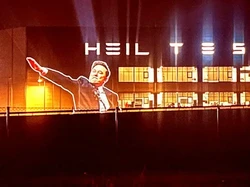 Salut ala Nazi Elon Musk Diproyeksikan ke Dinding Pabrik Tesla di Jerman