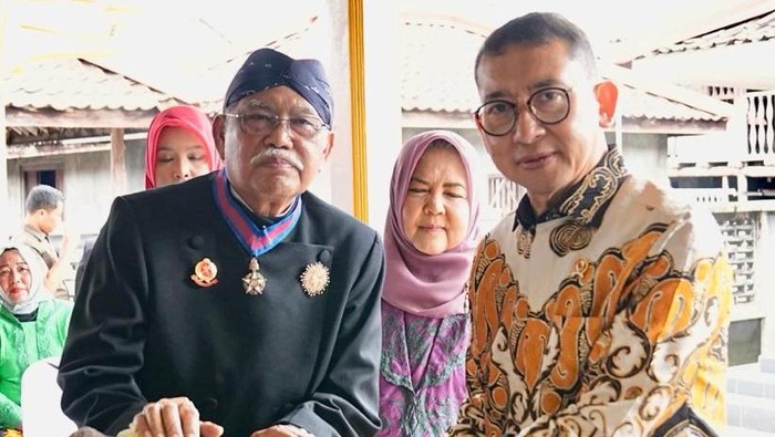 Menteri Kebudayaan Fadli Zon menerima hibah arca.