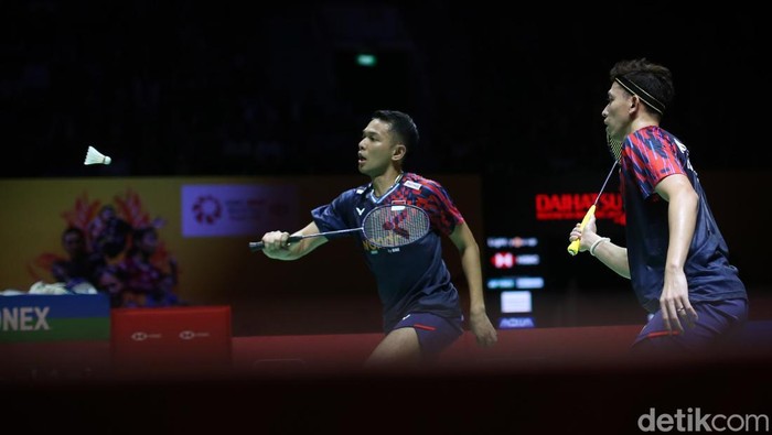 Pebulutangkis ganda putra Indonesia Fajar / Rian berhadapan dengan Pebulutangkis ganda putra asal Thailand D. Puavaranukroh / K. Kedren dalam babak semifinal Daihatsu Indonesia Master 2025 yang berlangsung di Istora Senayan, Jakarta, Sabtu (25/1/2025).
