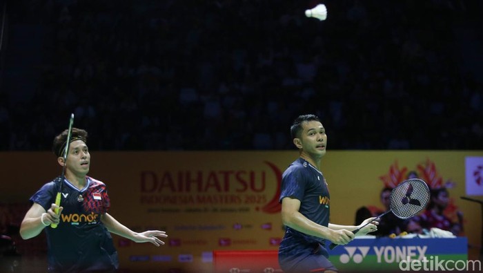 Fajar/Rian Menyusul Jojo ke Final Indonesia Masters 2025! Pebulutangkis ganda putra Indonesia Fajar / Rian berhadapan dengan Pebulutangkis ganda putra asal ThailandΒ D. Puavaranukroh /Β K. KedrenΒ dalam babak semifinal Daihatsu Indonesia Master 2025 yang berlangsung di Istora Senayan, Jakarta, Sabtu (25/1/2025).