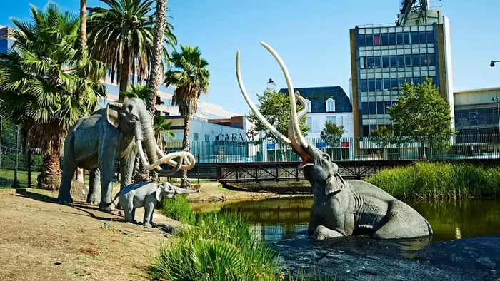 Fakta-fakta tentang La Brea Tar Pits, kubangan lumpur yang ada di tengah kota Los Angeles. Penuh dengan fosil.