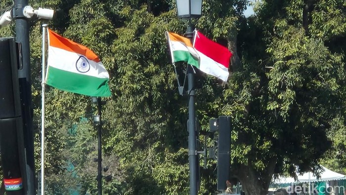 Foto Presiden RI Prabowo Subianto dan bendera Indonesia memeriahkan kawasan pusat pemerintahan Ibu Kota India, New Delhi, Sabtu (25/1/2025). Merah Putih bersanding dengan Triwarna, sebutan untuk bendera India. Foto: Triono/detikcom.