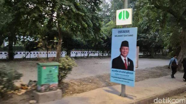 Foto Presiden RI Prabowo Subianto dan bendera Indonesia memeriahkan kawasan pusat pemerintahan Ibu Kota India, New Delhi, Sabtu (25/1/2025). Merah Putih bersanding dengan Triwarna, sebutan untuk bendera India. Foto: Triono/detikcom.