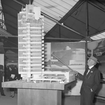 Frank Lloyd Wright dengan model Price Tower di Oklahoma, 1953.