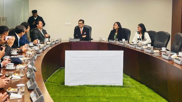 G20 Sherpa Government of India Amitabh Kant (tengah) bersama peserta Familiarization Visit of Journalists from Indonesia di Sushma Swaraj Bhawan, New Delhi, India, Sabtu (25/1/2025). (Dokumentasi Twitter Amitabh Kan)