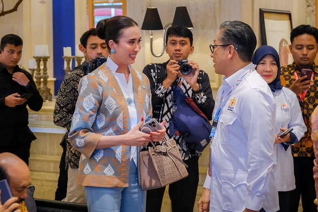 Tas-tas tersebut tidak hanya berfungsi sebagai pelengkap gaya, tetapi juga sebagai simbol bahwa produk lokal mampu bersanding dengan barang-barang mewah kelas dunia. Gaya ini menguatkan citra Widiyanti sebagai sosok modern yang tetap menghormati akar budaya bangsa. (Foto: Instagram/@widi.wardhana)