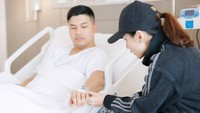 Chelsea Olivia terlihat setia menemani suaminya di rumah sakit. Ia juga memberikan doa terbaik bagi suaminya. Foto: instagram Glenn Alinskie