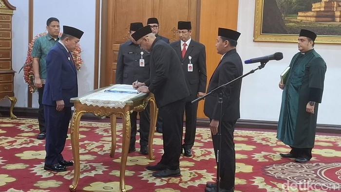 Gubernur Jambi Al Haris melantik dua pejabat eselon II.