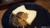 Sementara jika memiliki cheesecake dengan Aiko ganache rasanya juga akan berbeda. Seolah menikmati cheesecake dengan tambahan rasa mirip cokelat ganach yang lembut namun ada aroma beras panggang.  Foto: detikcom/Diah Afrilian
