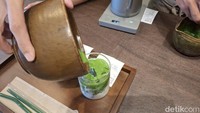 Salah satu teknik yang direkomendasikan ialah cold whisk. Di mana bubuk matcha dan hojicha dikocok dengan susu dingin tanpa menggunakan suhu panas sama sekali. Foto: detikcom/Diah Afrilian