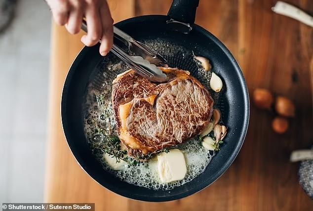 Hanya Makan Daging Sapi dan Keju, Tubuh Pria Ini Penuh Warna Kuning