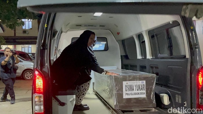 Ibunda mendiang Osima, Ima Susanti menjemput langsung jenazah putrinya di RS Polri Kramat Jati, Jakarta Timur, malam ini. Ia tak kuasa menahan tangis. Foto: Ondang/detikcom.