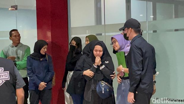 Ibunda mendiang Osima, Ima Susanti menjemput langsung jenazah putrinya di RS Polri Kramat Jati, Jakarta Timur, malam ini. Ia tak kuasa menahan tangis. Foto: Ondang/detikcom.