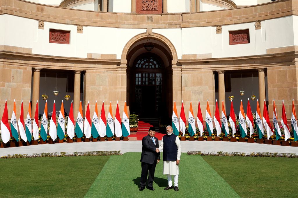 Presiden Indonesia Prabowo Subianto dan Perdana Menteri India Narendra Modi tiba untuk berfoto sebelum pertemuan mereka di Hyderabad House di New Delhi, India, 25 Januari 2025. REUTERS/Altaf Hussain