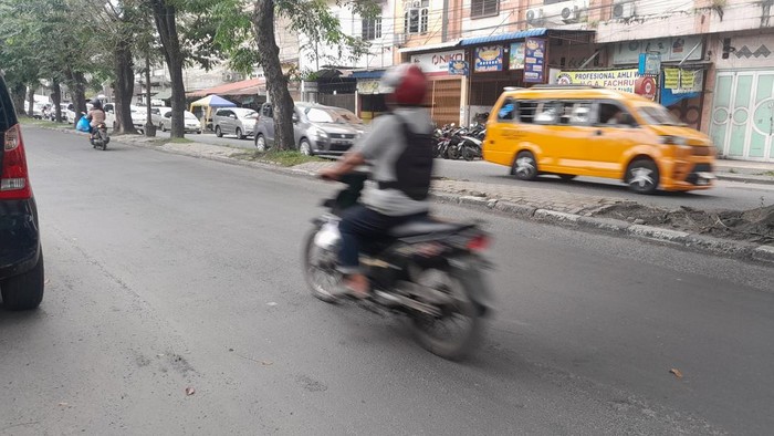 Jalan Katamso Medan yang rusak dan berlubang telah diperbaiki (Nizar Aldi/detikSumut)