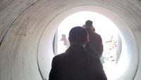 Proyek jalan tol terus berjalan, menyisakan rumah Huang yang terjepit di tengahnya. Pihak kontraktor pun menyediakan terowongan berbentuk bulat di sisi kiri dan kanan rumah Huang, sebagai akses ke rumah.
