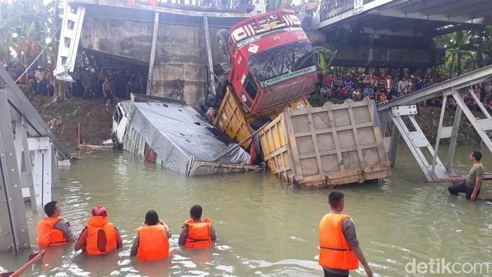 Jembatan Widang Tuban ambrol.