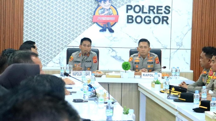 Kapolda Jabar Irjen Akhmad Wiyagus saat memberikan pengarahan pada para Kapolres di Polres Bogor.