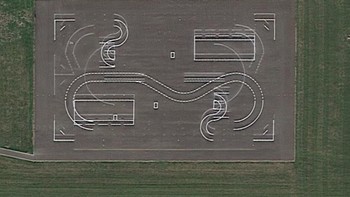 Ada beberapa struktur aneh yang ditemukan di pangkalan udara AS dan Inggris, seperti yang satu ini yang terletak di dekat Norwich di Inggris. Area tersebut telah ditetapkan sebagai tempat latihan sepeda motor oleh Kementerian Pertahanan Inggris, meskipun beberapa orang percaya bahwa tempat itu berpotensi berfungsi sebagai mekanisme kalibrasi untuk satelit. Foto: Boredpanda
