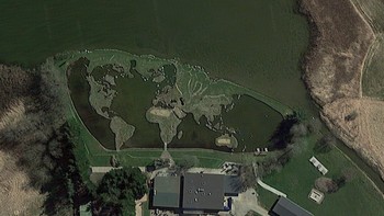 Seniman Søren Poulsen membuat peta dunia yang mengesankan ini antara tahun 1944 dan 1967 dengan cara mengangkut batu menggunakan kereta luncur di atas es selama musim dingin dan dengan hati-hati memposisikannya saat pencairan, sehingga menghasilkan karya seni yang menakjubkan. Foto: Boredpanda