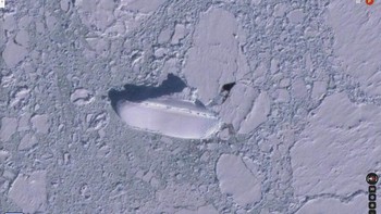 Kapal Es berukuran 121 meter di Antartika Foto: Boredpanda