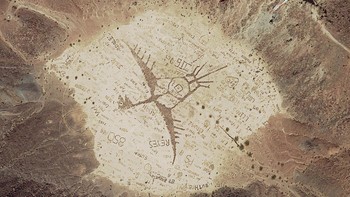 Situs kawah gunung berapi yang telah punah, Cerro Prieto, terletak di dekat Mexicali di Baja California (Meksiko). Rupanya, banyak pengunjung situs tersebut menghiasinya dengan grafiti mereka, yang digambar cukup besar untuk dilihat dari atas. Grafiti tersebut tampaknya digambar dengan maksud agar orang-orang yang melihat ke bawah ke dalam kawah dari tepi timur kawah dapat melihatnya. Foto: Boredpanda