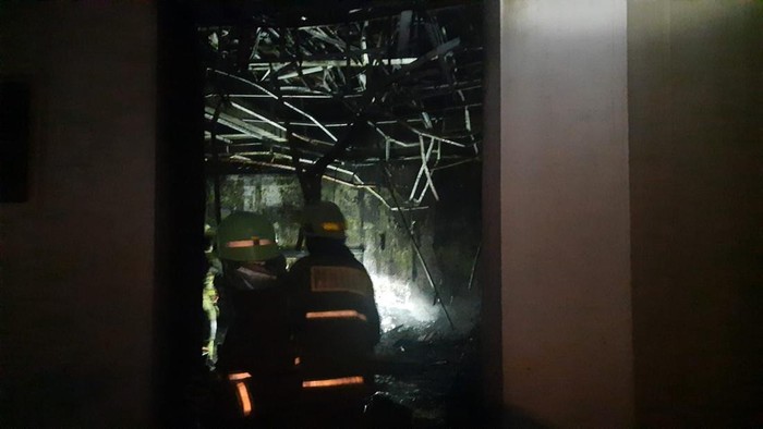 Kebakaran terjadi di sebuah rumah di Cipete Selatan, Cilandak, Jakarta Selatan. Sebanyak 40 personel damkar dikerahkan memadamkan api. Foto: Dok. Damkar Jaksel.