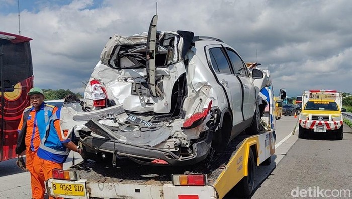 Kondisi mobil yang terlibat kecelakaan ringsek.