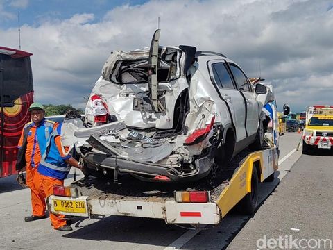 Kondisi mobil yang terlibat kecelakaan ringsek.
