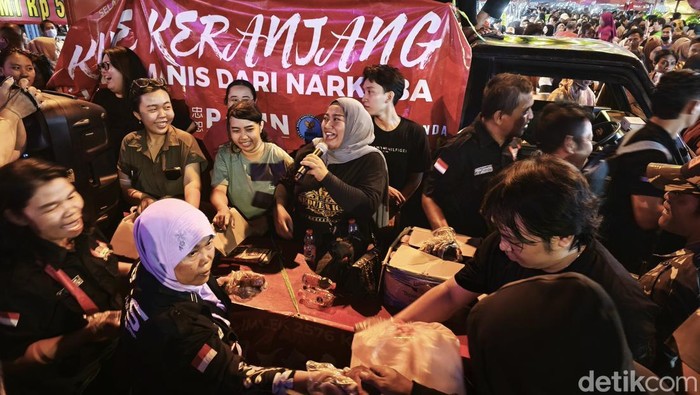 Kegiatan tukar sampah dengan kue keranjang di depan Pasar Gede, Kecamatan Jebres, Kota Solo, Sabtu (25/1/2025).
