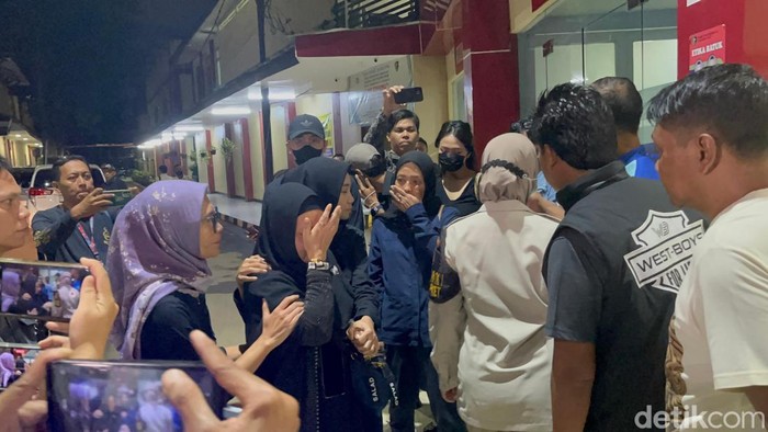 Keluarga korban kebakaran Glodok Plaza, Jakarta Barat, Osima Yukari (29), tak kuasa menahan tangis saat tiba di RS Polri Kramat Jati, Jakarta Timur. Foto: Ondang/detikcom