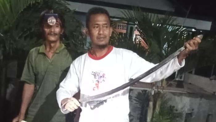 Kobra Jawa dievakuasi di Desa Tulas, Kecamatan Karangdowo, Klaten.