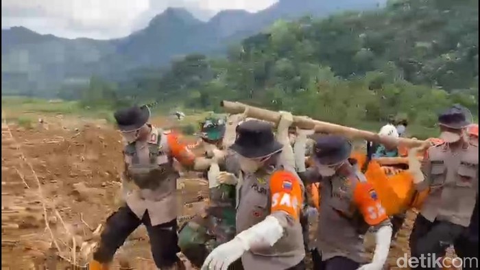 Evakuasi korban longsor di Petungkriyono, Pekalongan.