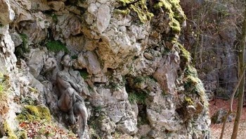 Dengan tangan dinginnya, ia membuat sang model seolah menyatu dengan benda-benda di sekitarnya. (Foto: Jorg Mirkwood) 