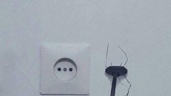 Antara temboknya yang bisa mengalirkan listrik atau cuma salah colok aja nih. (Foto: Twitter/PicturesFoIder)