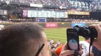 Kalau kamera ponsel kamu zoom-nya kurang jauh, boleh banget dicoba cara ini. (Foto: Twitter/PicturesFoIder)