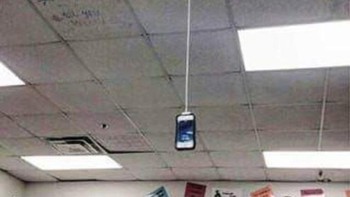 Saking fakirnya sama listrik, ponsel pun rela digantung begini. (Foto: Twitter/PicturesFoIder)