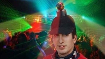 Topi bola disko nih, dijamin bikin joget. (Foto: Twitter/PicturesFoIder)