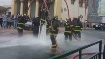 Pemadam kebakaran saja kalau kurang kerjaan bisa bikin water jetpack ekonomis. (Foto: Twitter/PicturesFoIder)