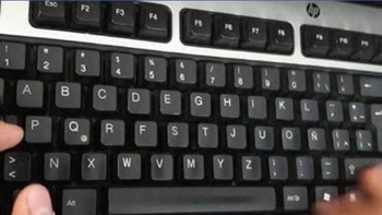 Keyboard inovasi baru nih, urutannya diubah menyesuaikan keinginan hati penggunannya. (Foto: Twitter/PicturesFoIder)