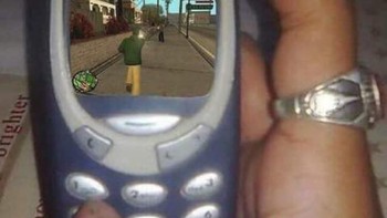 Kira-kira pakai emulator apa ya buat main GTA di ponsel jadul Nokia. (Foto: Twitter/PicturesFoIder)